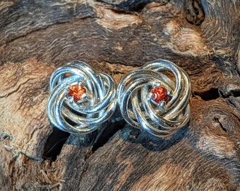 Boucles d'oreilles à tige avec nœud celtique en saphir orange-rose.