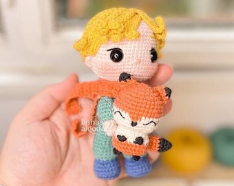 IL PICCOLO PRINCIPE e la volpe | Schema Amigurumi all'uncinetto di Linhas de Algodão - disponibile in portoghese, inglese e spagnolo. Download istantaneo.