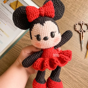 Mika the mouse | Amigurumi Crochet Pattern by Linhas de Algodão - available in PORTUGUÊS, ENGLISH and ESPAÑOL. Instant Download.