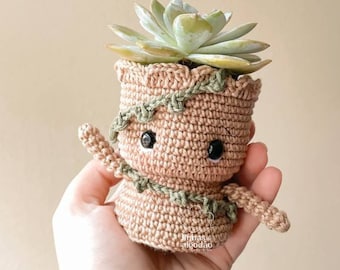 Amigroot Amigurumi Plant Holder | Amigurumi Crochet Pattern by Linhas de Algodão - available in PORTUGUÊS and ENGLISH. Instant Download.