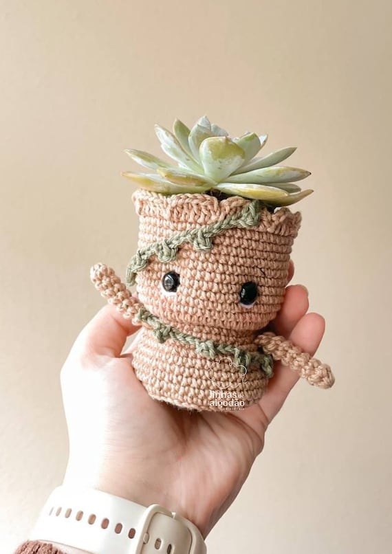 Amigroot Amigurumi Plant Holder | Amigurumi Crochet Pattern by Linhas de Algodão - available in PORTUGUÊS and ENGLISH. Instant Download.