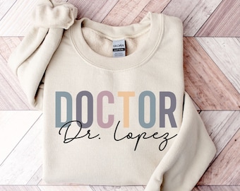 Personalisierte Doktor Sweatshirt | Neuer Doktor Pullover | Zukünftiger Doktor Geschenk | Arzthelferin | MedizinStudent Geschenk | Doktor Geschenk