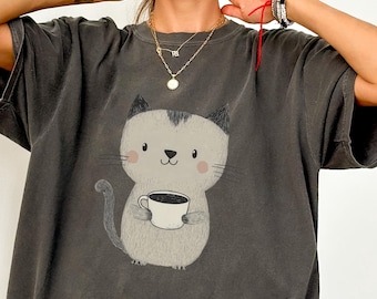 Camiseta "Gato tomando café" Comfort Colors®, regalo para ella, camiseta de gato, amante del café, regalo para amantes de los gatos, camiseta de gatos y café, regalo para mujer
