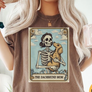 Camiseta Comfort Colors® para mamá de perro salchicha, camiseta con la carta del tarot para perro salchicha, regalo para amantes de los perros salchicha, regalo para mamá de perro salchicha, camiseta para mamá de perro salchicha