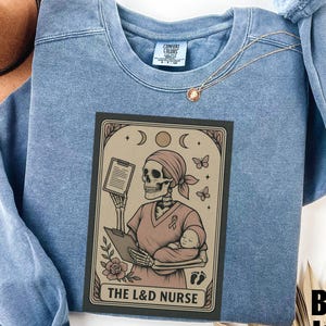 Suéter Comfort Colors® com cartas de tarô para enfermeiras de L&D, presente engraçado para enfermeiras, gola redonda com estampa de bruxa, suéter de Halloween para trabalho de parto e parto de outono