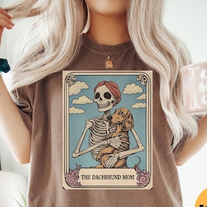Camiseta Comfort Colors® para mamá de perro salchicha, camiseta con la carta del tarot para perro salchicha, regalo para amantes de los perros salchicha, regalo para mamá de perro salchicha, camiseta para mamá de perro salchicha