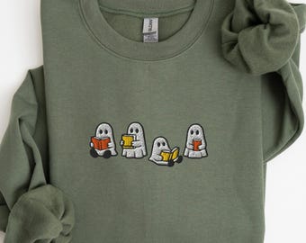 Sudadera bordada con fantasmas leyendo, bonito jersey de cuello redondo para amantes de los libros de Halloween, suéter de otoño para una temporada espeluznante, un acogedor regalo de libros y fantasmas para ella.