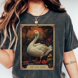 Maglietta Silly Goose Tarot Card Comfort Colors® / Maglietta Silly Goose / Maglietta con carte dei tarocchi / Regalo per gli amanti delle oche / Maglietta divertente / Regalo per gli amanti dei tarocchi