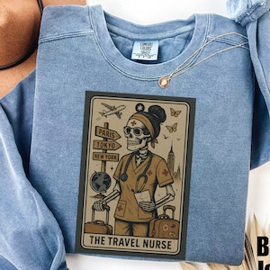 Felpa con tarocchi "Travel Nurse" Comfort Colors®, regalo divertente per infermieri, girocollo con scheletro stregato, maglione autunnale per Halloween per infermieri viaggiatori.