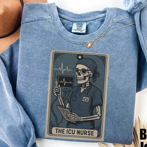 Felpa con tarocchi per infermieri di terapia intensiva Comfort Colors®, regalo divertente per infermieri, girocollo con scheletro stregato, maglione di Halloween per infermieri critici in autunno