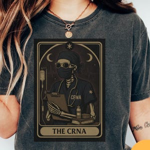 CRNA Tarot Karte Comfort Colors® Shirt, lustiges Geschenk für Anästhesie RN, Witchy Skeleton Tee, Herbst CRNA Krankenschwester Halloween Ästhetik Shirt