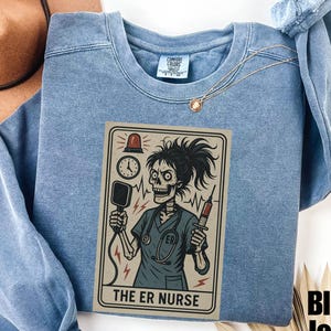 Felpa con tarocchi per infermieri del pronto soccorso Comfort Colors®, regalo divertente per infermieri del pronto soccorso, girocollo con scheletro stregato, maglione autunnale per infermieri di Halloween