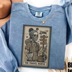 Felpa con tarocchi "Travel Nurse" Comfort Colors®, regalo divertente per infermieri, girocollo con scheletro stregato, maglione autunnale per Halloween per infermieri viaggiatori.