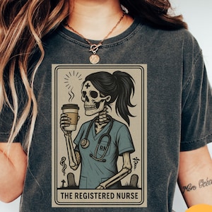 Krankenschwester Tarot Karte Comfort Colors® Shirt, lustiges Geschenk für RN, Skeleton Nurse Tee, Witchy Fall RN Shirt, Halloween Krankenschwester