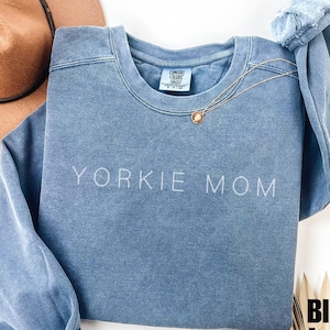 Yorkie Mom Comfort Colors® Sweatshirt, Yorkshire Terrier Mutter Geschenk, Stilvolle Yorkie Liebhaber Kleidung, Trendy Hund Eltern Geschenk, Hundeliebhaber Geschenk