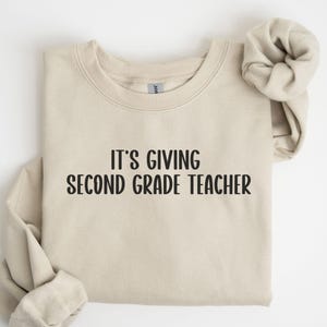It&#39;s Giving Second Grade Teacher Sweatshirt, 2nd Grade Teacher Crewneck Pullover, Elementary Classroom Printed Sweater, Back to School Gift