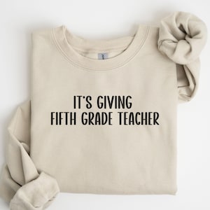 It&#39;s Giving Fifth Grade Teacher Sweatshirt, 5th Grade Teacher Crewneck Pullover, Elementary Classroom Printed Sweater, Back to School Gift