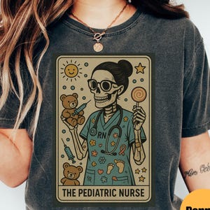 Kinderschwester Tarot Karte Comfort Colors® Shirt, lustiges Geschenk für Kinder RN, Skeleton Fall Witchy Tee, Halloween RN Ästhetik Shirt, Krankenschwester Geschenk