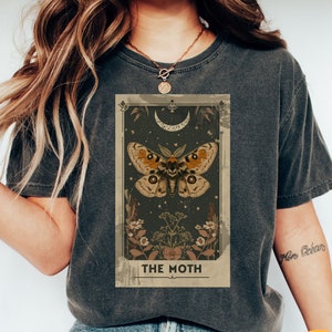 Maglietta Comfort Colors® Luna Moth con carte dei tarocchi / Maglietta Vintage Moth / Abbigliamento Goblincore / Maglietta Cottagecore / Maglietta Nature / Maglietta con fasi lunari
