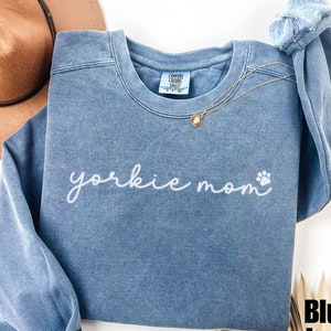 Yorkie Mom Comfort Colors® Sweatshirt, Yorkshire Terrier Mutter Geschenk, Stilvolle Yorkie Liebhaber Kleidung, Trendy Hund Eltern Geschenk, Hundeliebhaber Geschenk