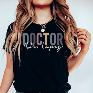 Maglietta personalizzata per dottore / Regalo per dottore / Regalo per dottorato / Maglietta divertente per dottore / Maglietta per studente di medicina / Maglietta &quot;Signorina Sig.ra Sig.ra It&#39;s Dr Actually&quot;