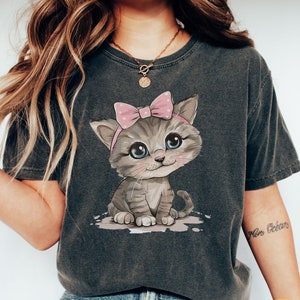 Kokette Katze Shirt | Kokette Kleidung | Katzenliebhaber Geschenk | Comfort Colors® Tshirt | Schleifen-Shirt | Rosa Schleife Shirt