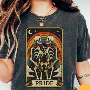 Camiseta Orgullo Arcoíris, Camiseta Orgullo LGBTQ+ Carta del Tarot Comfort Colors®, Camiseta por la Igualdad de Derechos, Camiseta por los Derechos Humanos de las Personas Gay y Transgénero, Orgullo Esquelético