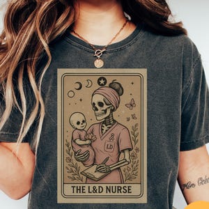 Camiseta Comfort Colors® com cartas de tarô para enfermeiras de L&D, presente engraçado para enfermeiras, camiseta de enfermeira de parto com estampa de bruxa, camiseta de Halloween com esqueleto de enfermeira de outono, presente para enfermeira