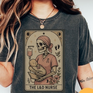 L & D Krankenschwester Tarot Karte Comfort Colors® Shirt, lustiges Geschenk für RN, Witchy Arbeit Krankenschwester Halloween Shirt, Krankenschwester Geschenk