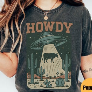 Howdy Western Cow UFO Tshirt, Vintage Cowboy Alien T-shirt, Vintage 90s Shirt, Washed Shirt, Vintage Disttressed Shirts, Vintage Alien Shirt