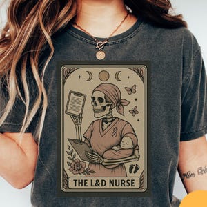 L&D verpleegkundige tarotkaart Comfort Colors®-shirt, grappig cadeau voor RN, Witchy Labor verpleegkundige T-shirt, herfstskelet babyshirt verpleegkundige halloween, verpleegkundige cadeau