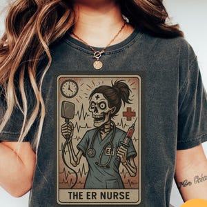ER Nurse Tarot Karte Comfort Colors® Shirt, lustiges Geschenk für Notfallsituationen, Skeleton Witchy Tee, Herbst ER RN Nurse Halloween Aesthetic