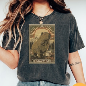 T-shirt con carta dei tarocchi Capybara / Camicia Capybara vintage / Abbigliamento Capybara / Maglietta Capybara / Regalo Capybara / Camicia retrò Capybara