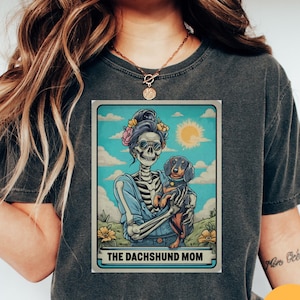 Dackel Mama Comfort Colors® Shirt, Dackel Tarot Karte Shirt, Dackel Liebhaber Geschenk, Dackel Liebhaber Geschenk, Dackel Mutter Geschenk, Hunde Mutter T-Shirt