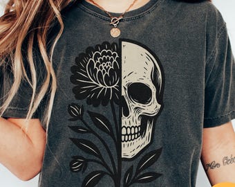 Camisa Comfort Colors® con media calavera y flores en linóleo, camisa gótica floral con esqueleto, camiseta estética oscura de Academia, camiseta alternativa de regalo de Halloween