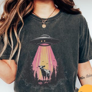 UFO Cow Abduction Shirt, Funny Vintage Retro Graphic Alien Tshirt, Unisex Comfort Colors® T Shirt, Paranormal Oversized Aesthetic UFO Tee