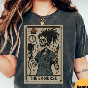 ER Nurse Tarot Karte Comfort Colors® Shirt, lustiges Geschenk für Notfallsituationen, Skeleton Witchy Tee, Herbst ER RN Nurse Halloween Aesthetic