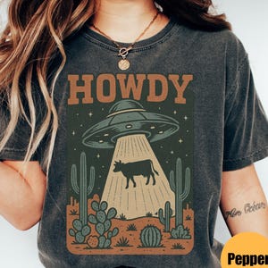 Howdy Western Cow UFO Tshirt, Vintage Cowboy Alien T-shirt, Vintage 90s Shirt, Washed Shirt, Vintage Disttressed Shirts, Vintage Alien Shirt