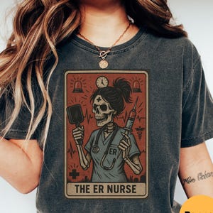 ER verpleegkundige tarotkaart Comfort Colors®-shirt, grappig cadeau voor noodgevallen rn, Skeleton Witchy T-shirt, herfst ER RN verpleegkundige Halloween esthetiek