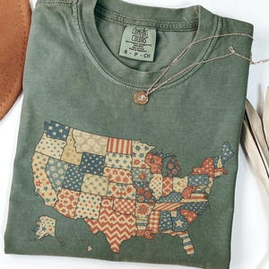 Comfort Colors® Retro Amerika USA Karte Shirt, Vintage Briefmarke T-Shirt, Retro 4. Juli T-Shirt, USA Flagge, Amerikanisches Mädchen T-Shirt, Amerikanische Flagge 1776 T-Shirt