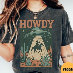 Howdy Western Cowboy UFO Tshirt, Vintage Cowboy Alien T-shirt, Vintage 90s Shirt, Washed Shirt, Vintage Disttressed Shirt, Vintage Alien Tee