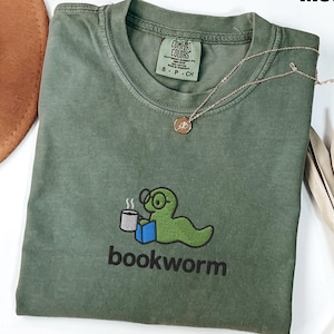 Bokmal Broderad Comfort Colors® T-shirt, Söt T-shirt för läsare, Bokälskare Gåva, Bokälskare T-shirt, Estetisk Bokmal T-shirt