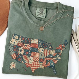 Comfort Colors® Retro Amerika USA Karte Shirt, Vintage Briefmarke T-Shirt, Retro 4. Juli T-Shirt, USA Flagge, Amerikanisches Mädchen T-Shirt, Amerikanische Flagge 1776 T-Shirt