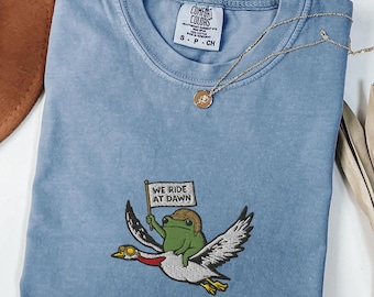 Wir fahren im Morgengrauen T-Shirt, lustiges Frosch- und Gänse-T-Shirt, lustige Frosch- und Gänsekomfortfarben 1717, chaotische Tier-Shirt, wunderliches Gamer Geschenk