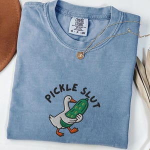 Chemise brodée amateur de cornichons, t-shirt rigolote Comfort Colors® goose cornichons, haut brodé cornichons à l'aneth, cadeau pour amateur de collations, cadeau gourmand pour elle
