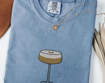 Haftowana Espresso Martini Cocktail Comfort Colors® Koszulka, Koszulka Martini, Prezent urodzinowy dla niej, Miłośniczka Martini, Koszulka na wieczór panieński
