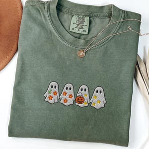 Gesticktes Geist Comfort Colors® Shirt, Halloween besticktes Shirt, süßes Geist Shirt, Halloween Shirt, süßes Halloween, Halloween Geschenk