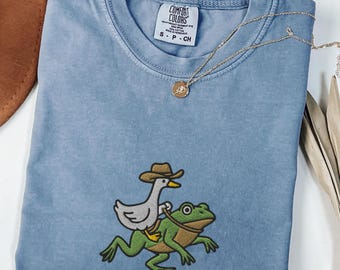 Cowboy Gans Reitfrosch Besticktes Comfort Colors® T-Shirt, lustiges Cottagecore Tier-Shirt, wunderliches westliches Geschenk für Frosch-Liebhaber