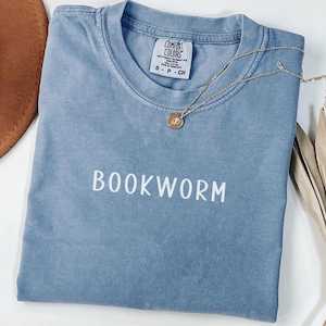 Comfort Colors® Bücherwurm Shirt, Buchliebhaber T-Shirt, Bücherwurm Outfit, Buchclub Kleidung, Bücherwurm T-Shirt, Leselehrer Tshirt, Bibliothekar Geschenk