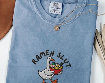 Camiseta bordada para amantes del ramen, divertida camiseta de tazón de fideos Comfort Colors®, bordado de ganso sosteniendo ramen, regalo para amantes de la comida japonesa, regalo para amantes del ramen